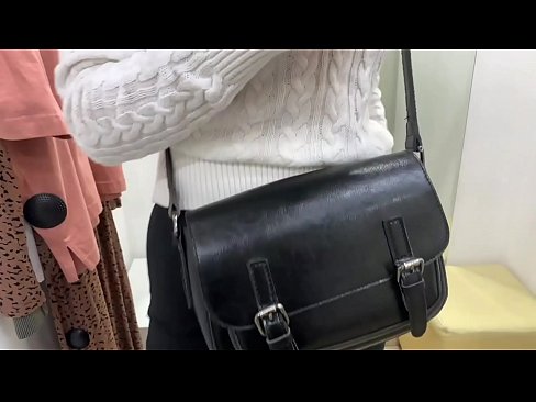 ❤️ Masturbasyon piblik nan jenn femèl FeralBerry ak yon gode nan sal la Fitting Sèks super nan nou % ht.tubsexercom.ru%