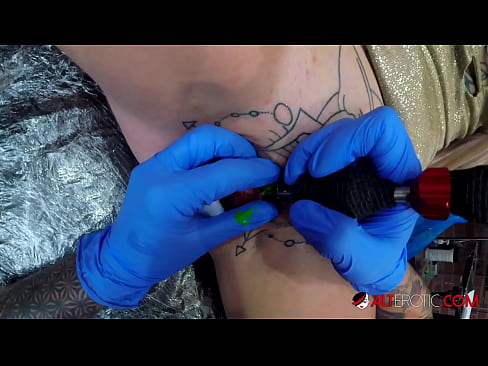 ❤️ Ekstrèmman tatoue hottie Sully Savage te fè yon tatoo sou klitoris li Sèks super nan nou % ht.tubsexercom.ru%