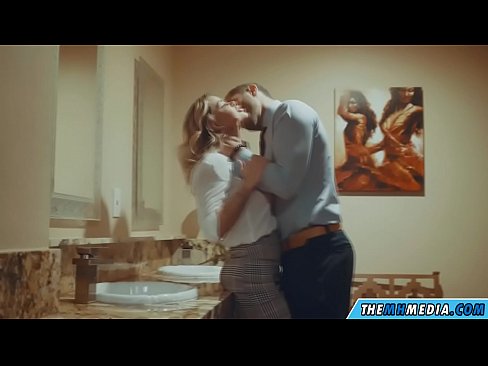 ❤️ Lè yon blond bèl sedui ou nan yon twalèt piblik Sèks super nan nou % ht.tubsexercom.ru%